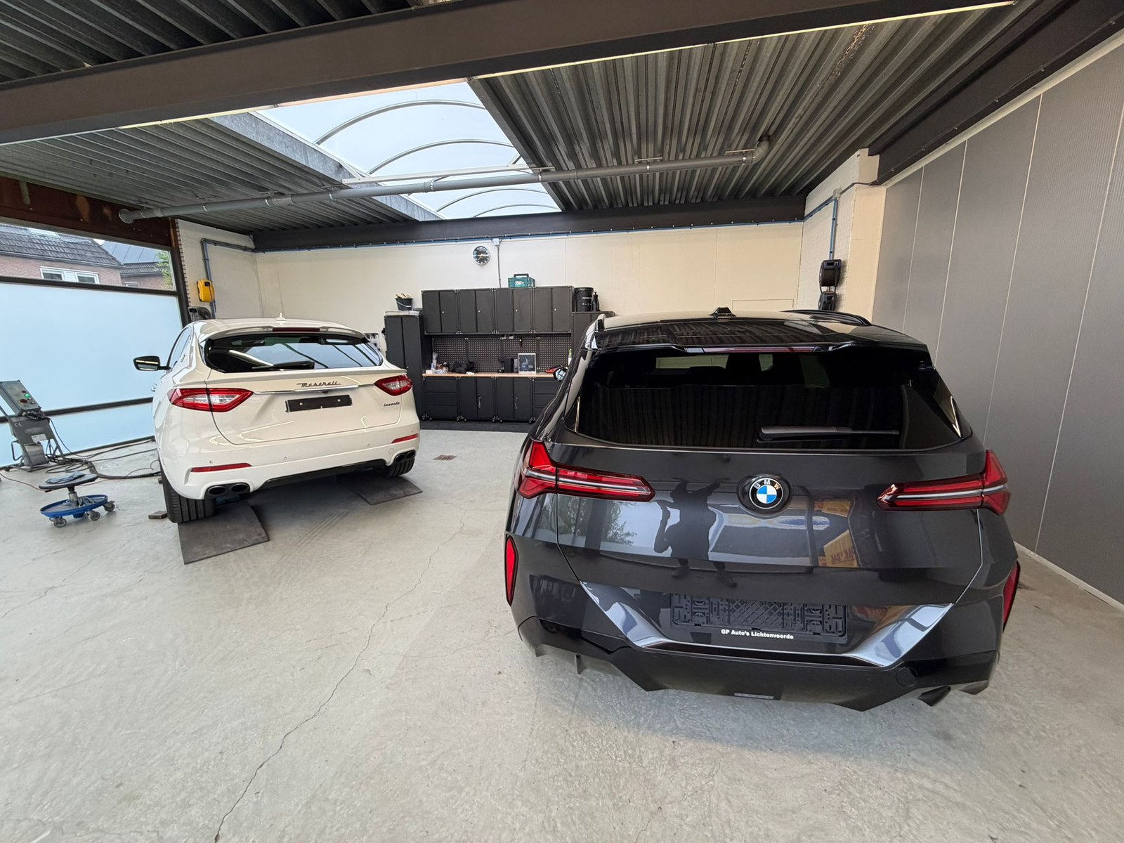 Maserati Levante en BMW in werkplaats