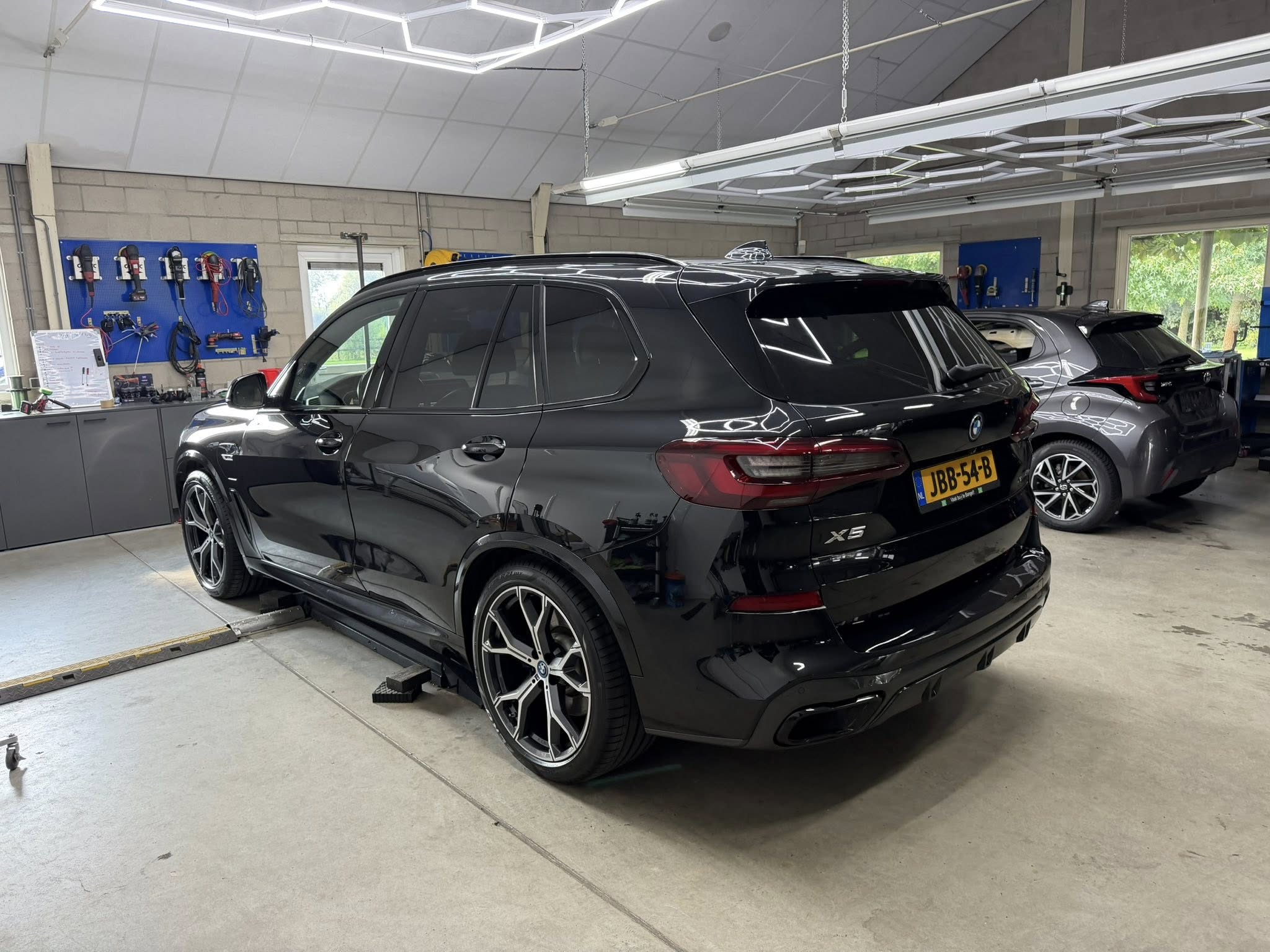 BMW X5 in werkplaats